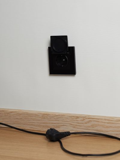 BRITE Розетка 1-местная с заземлением с защитными шторками и крышкой 16А IP44 РСбш10-3-44-БрЧ черный IEK