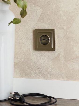 BRITE Розетка 1-местная с заземлением с защитными шторками 16А РС14-1-0-БрШ шампань IEK